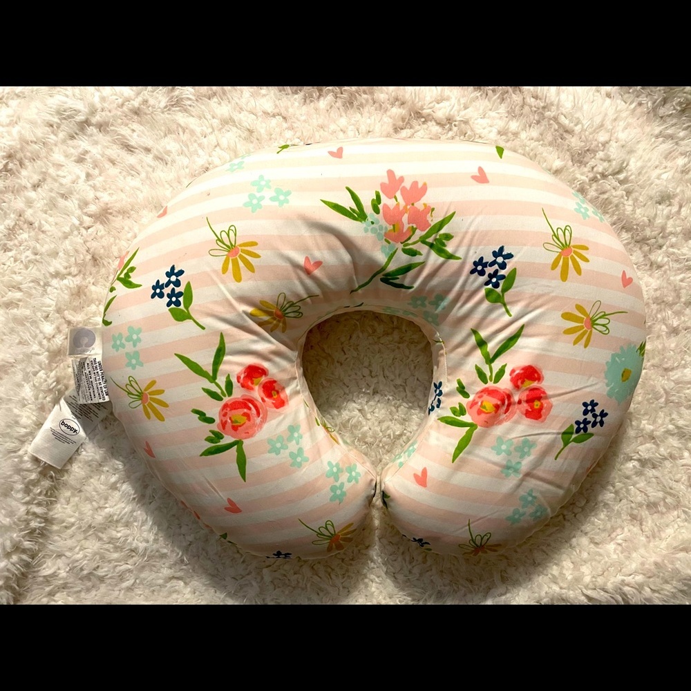 Boopy feeding pillow